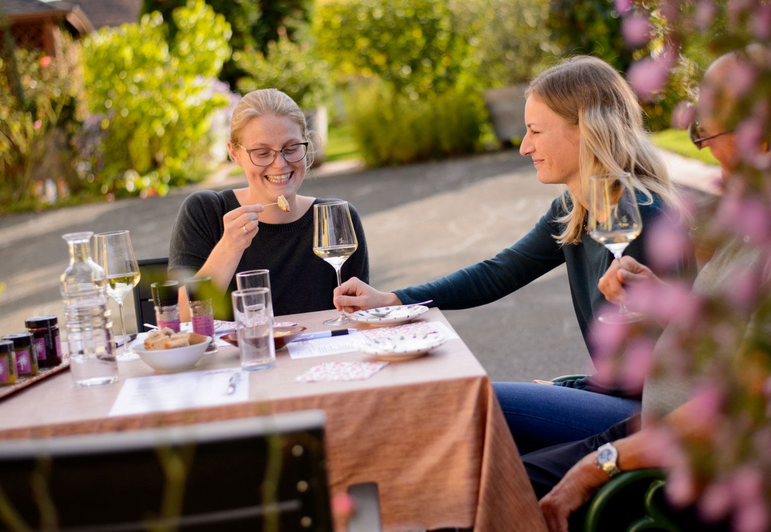 Verkostungen auf der Terrasse bei Schönwetter